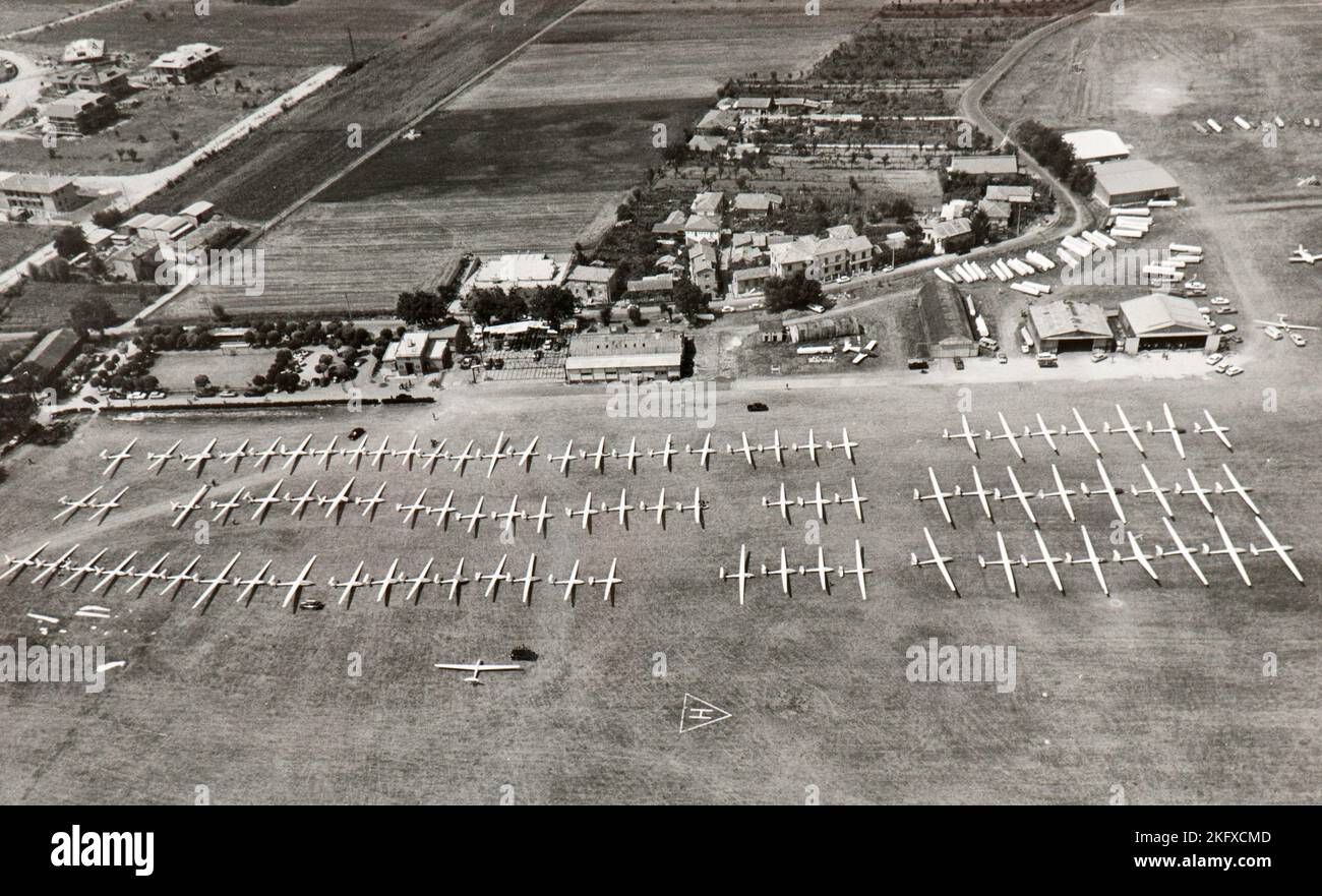 Luftaufnahme des Flughafens Rieti mit vielen Segelflugzeugen, die in einem Gleitflug Ende der fünfziger Jahre startklar sind (Italien) Stockfoto
