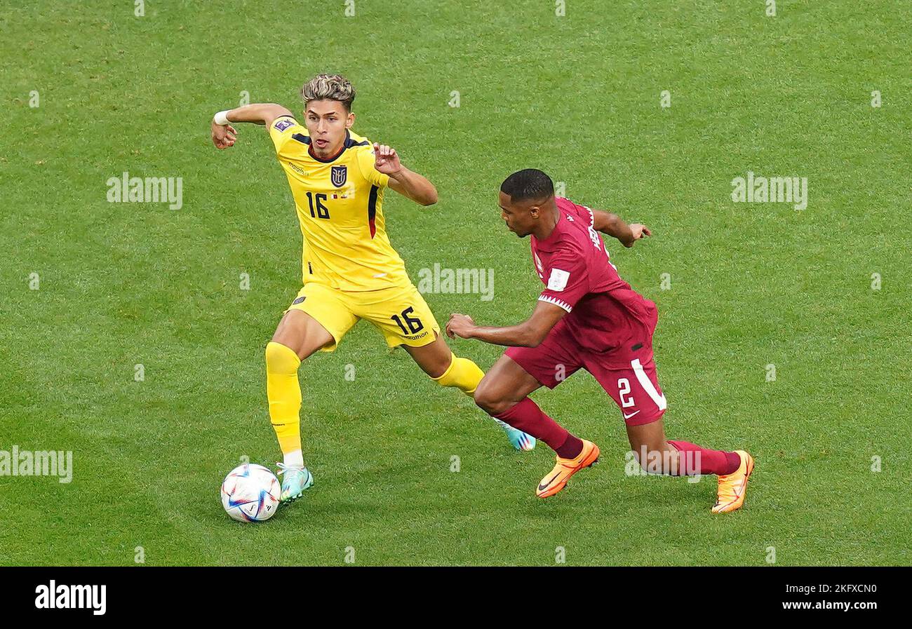 Der ecuadorianische Jeremy Sarmiento (links) und die katarische RO-RO kämpfen während des FIFA World Cup Group A-Spiels im Al Bayt Stadium, Al Khor, um den Ball. Bilddatum: Sonntag, 20. November 2022. Stockfoto