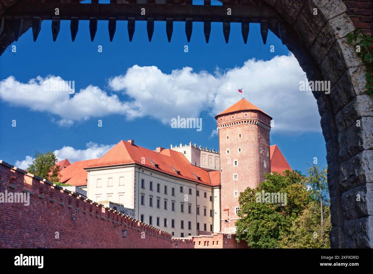 Blick auf das Wawel-Schloss durch das Tor an einem sonnigen Sommertag, die Stadt Krakau in Polen Stockfoto