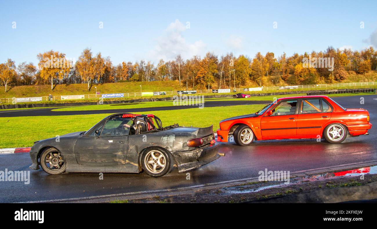 ShutterSpeed Photography; Fahrzeug mit Hinterradantrieb, Fahren auf Drift-Strecken und Hochgeschwindigkeitskurvenfahrten auf nassen Straßen auf einem Three Sisters Drift Day in Wigan, Großbritannien Stockfoto