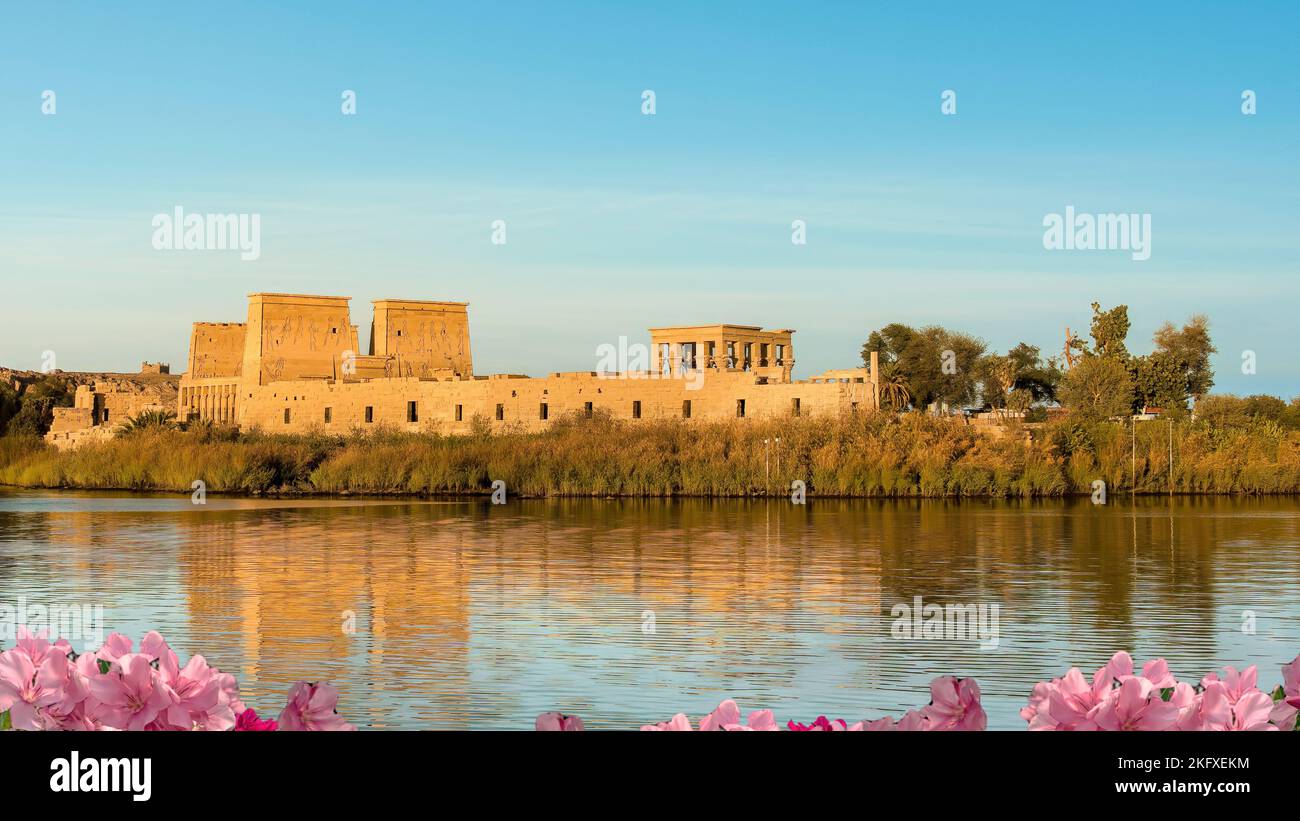 Der wunderschöne Tempel von Philae, Assuan, ägyptischen und griechisch-römischen Gebäuden vom Nil aus gesehen. Stockfoto