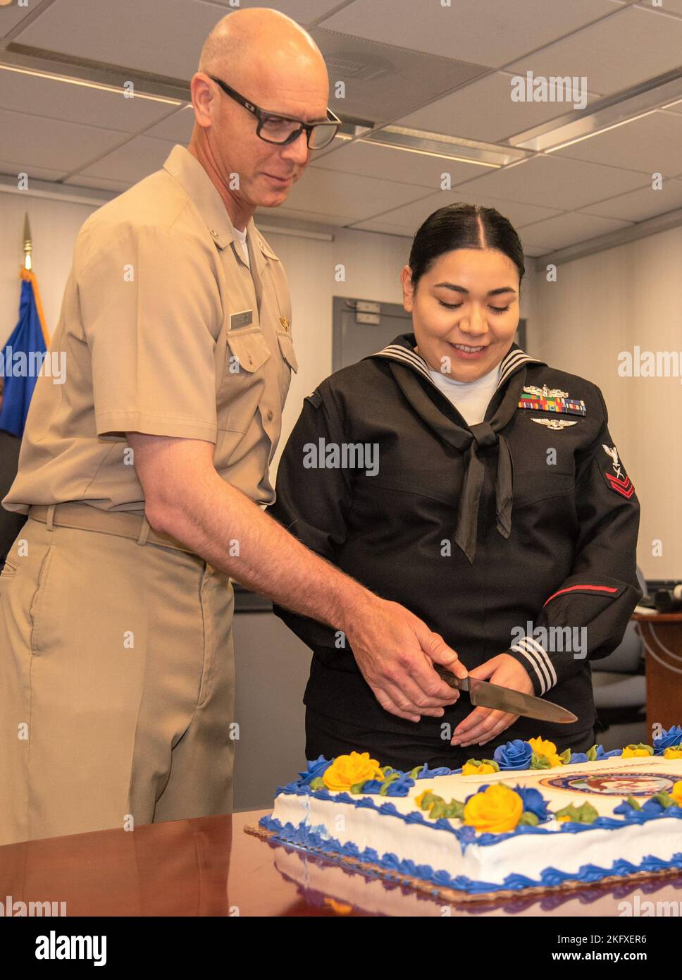 CRYSTAL CITY, VA. (Okt 13, 2022) – das F-35 Joint Program Office feiert den 247.. Geburtstag der US Navy mit einer Tradition, in der der ranghöchste anwesende Navy Sailor, Capt Kenneth B. Sterbenz, mit dem Junior Sailor Present, YN2 (SW/AW) Madeline A. Hernandez, Während einer Kuchenschneidezeremonie im F-35-Programm-Hauptquartier in Crystal City, VA., 13. Oktober 2022. Das gemeinsame Programmbüro F-35 ist der Schwerpunkt des Verteidigungsministeriums für die 5.-Generation-Schlagflugzeuge für die Marine, die Luftwaffe, die Marine und unsere Verbündeten. Das F-35 ist das führende Multi-Mission-Gen mit 5. Stockfoto