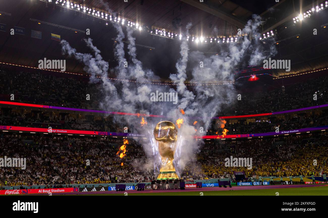 Doha, Katar. 20.. November 2022. WM Pokal mit Feuerwerk Qatar - Ecuador World Cup 2022 in Qatar Credit: Moritz Muller/Alamy Live News Stockfoto