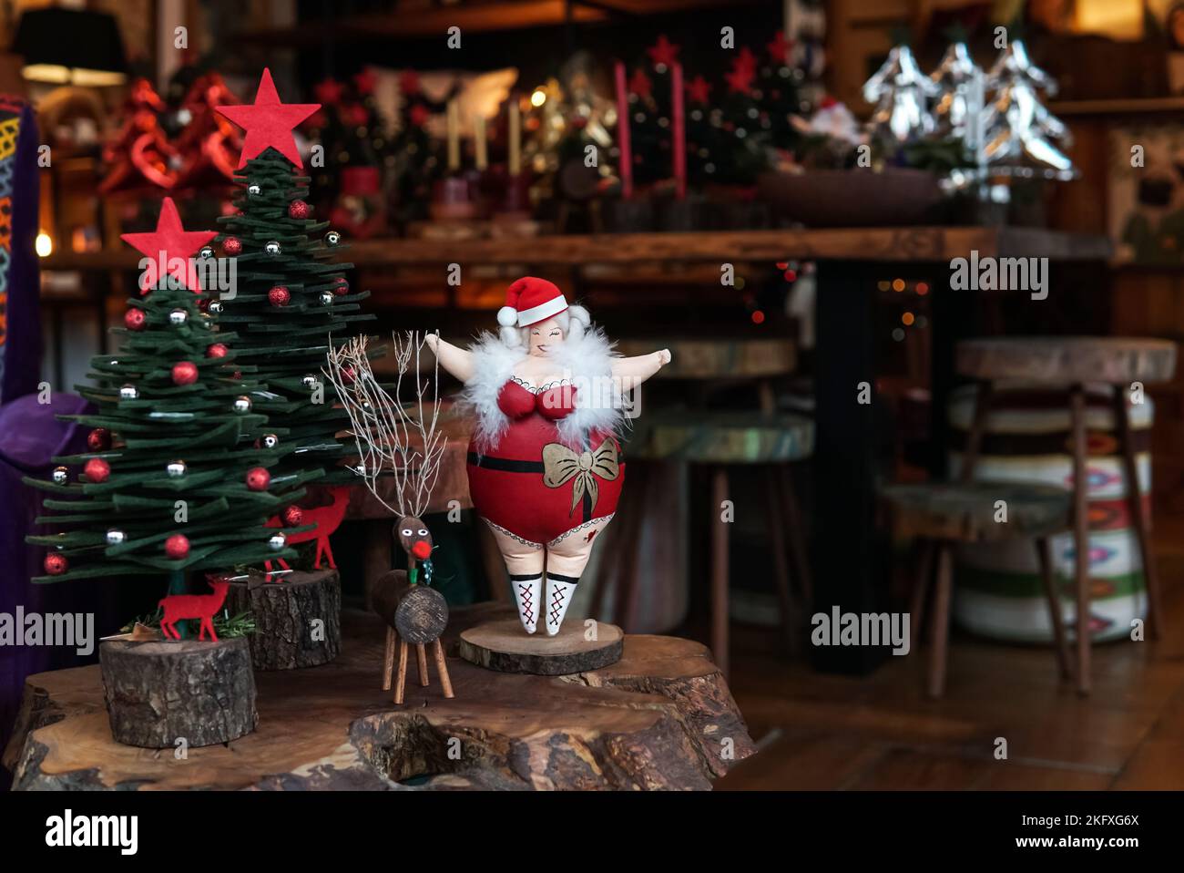 Weihnachtsmann, weihnachtsmutter, Weihnachtsgeschenk, Einkaufszentrum, Selektivfokus Stockfoto