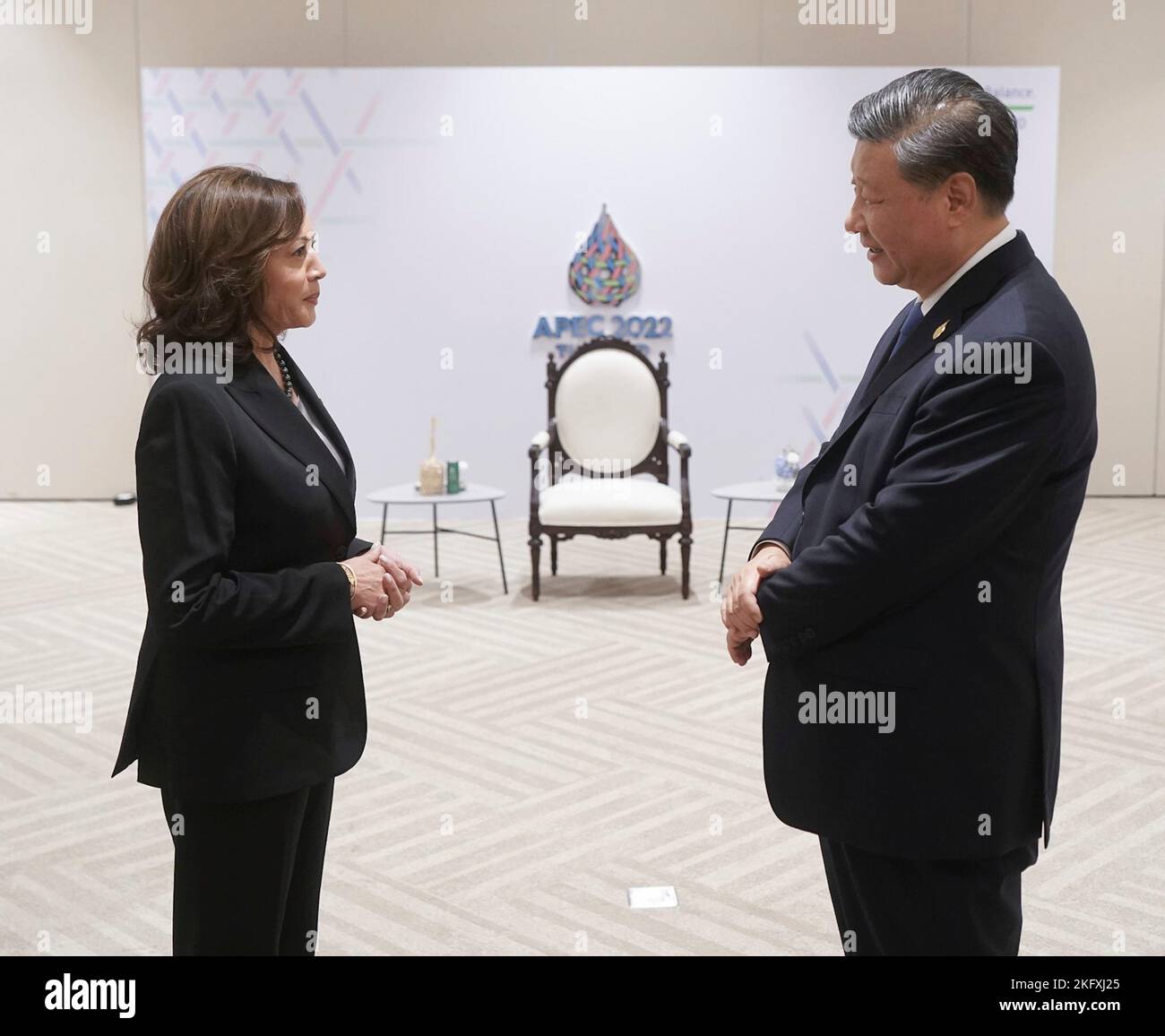 Bangkok, Thailand. 19.. November 2022. Die US-Vizepräsidentin Kamala Harris, links, spricht kurz mit dem chinesischen Präsidenten Xi Jinping, bevor sie auf dem Asien-Pazifik-Gipfel für wirtschaftliche Zusammenarbeit am 19. November 2022 in Bangkok, Thailand, zu einem APEC Leaders Retreat aufbrechen wird. Kredit: Lawrence Jackson/Weißes Haus Foto/Alamy Live Nachrichten Stockfoto