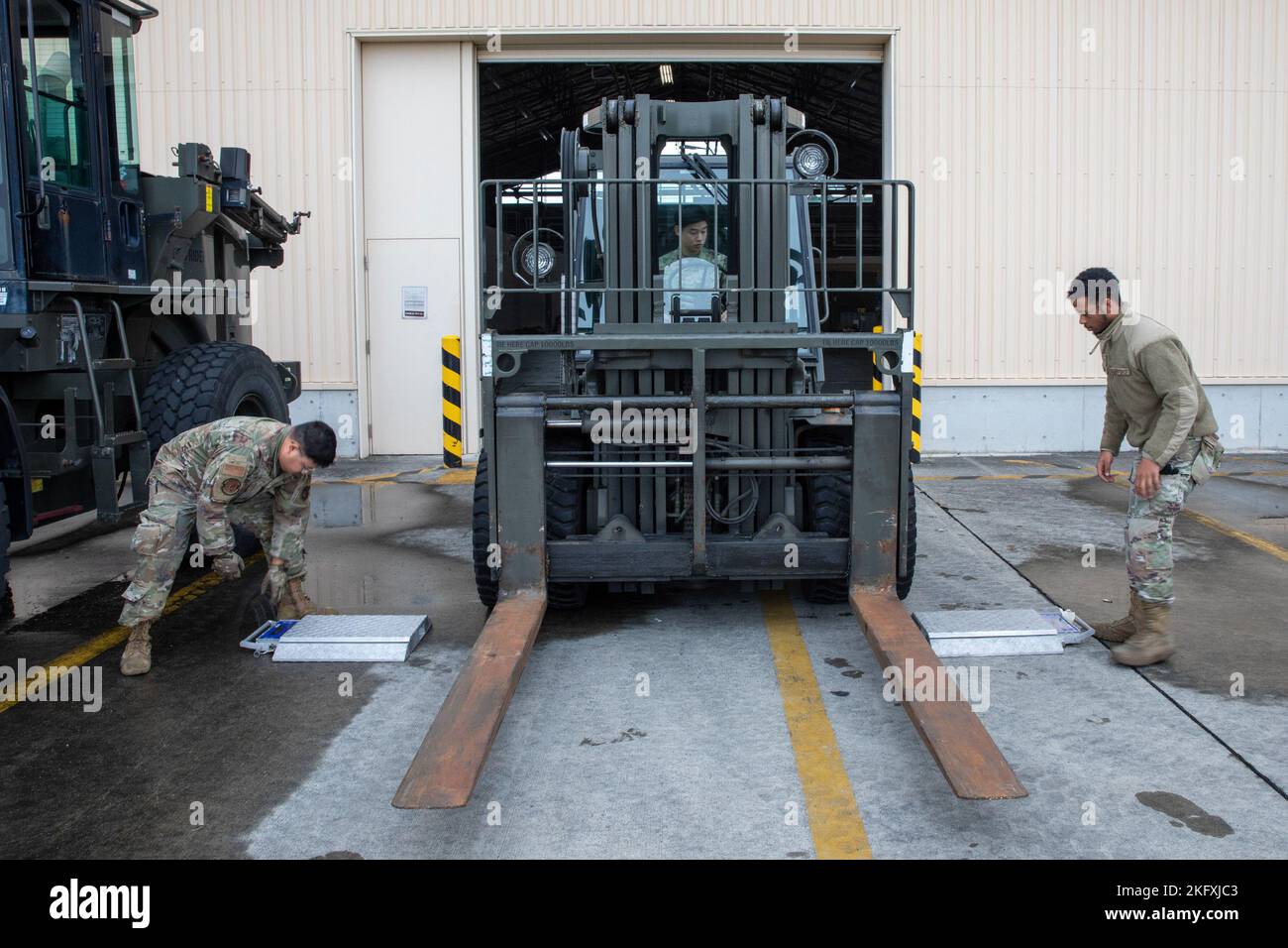 (Von links nach rechts) Senior Airman Anthony Molina und SRA Daron