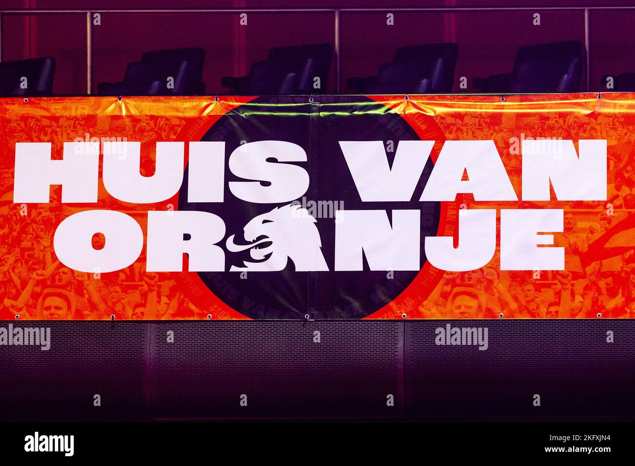 AMSTERDAM - der Bau des Hauses Orange in AFAS Live. Während des offiziellen Fanevents des KNVB kommen Fußballfans zusammen, um das erste Spiel der niederländischen Nationalmannschaft gegen Senegal in Katar zu sehen. ANP EVERT ELZINGA niederlande Out - belgien Out Stockfoto