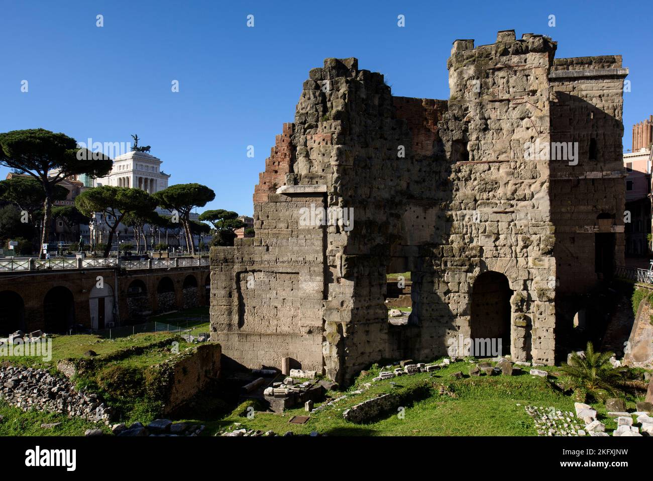 Rom. Italien. Forum von Nerva / Augustus, der Porticus Absidata. Das Forum war von einer Mauer umgeben, die es vor Feuer schützte und die FO trennte Stockfoto