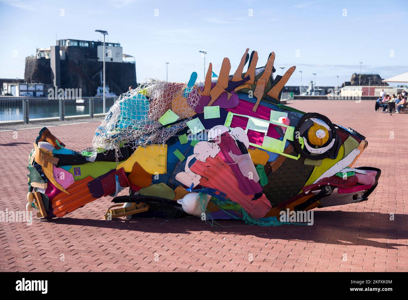 Funchal, Portugal - 9. Februar 2020: Mero-Plastik aus Plastik in Funchal, Portugal. Die Skulptur wurde vom portugiesischen Straßenkünstler Artur Bordalo aus p Stockfoto