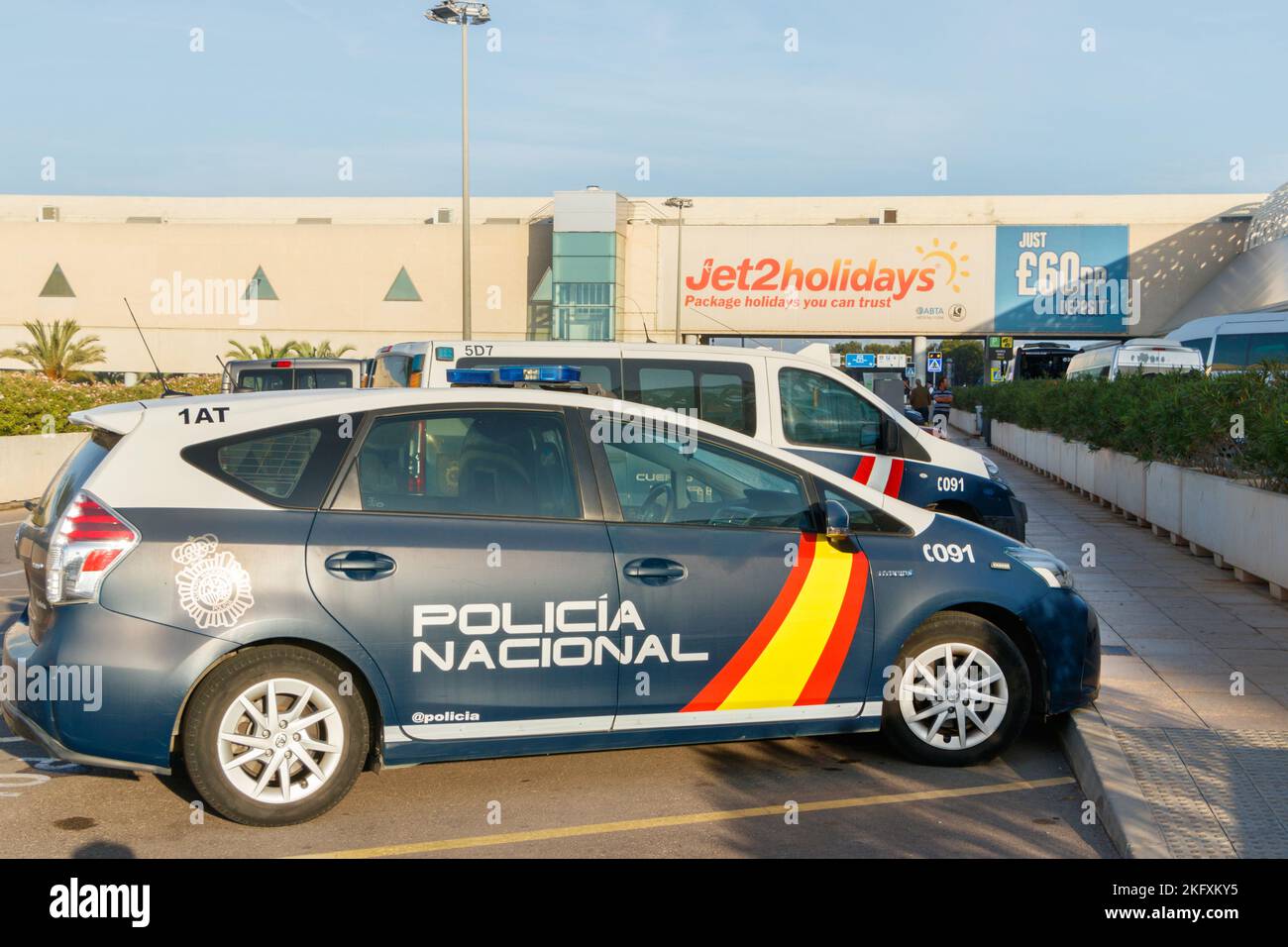 spanischer Polizeiwagen vor dem Terminal am Flughafen Palma mallorca spanien policia nacional Stockfoto