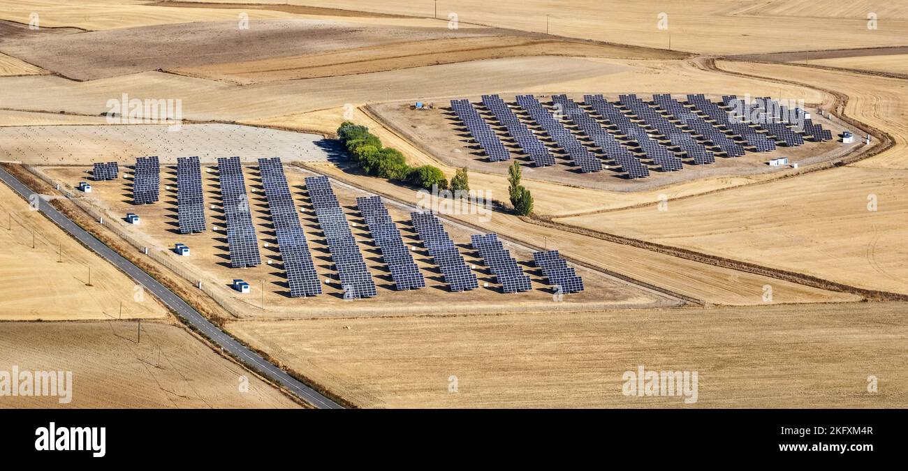 Luftaufnahme eines Photovoltaikkraftwerks auf dem Land außerhalb von Valladolid in Spanien. Stockfoto
