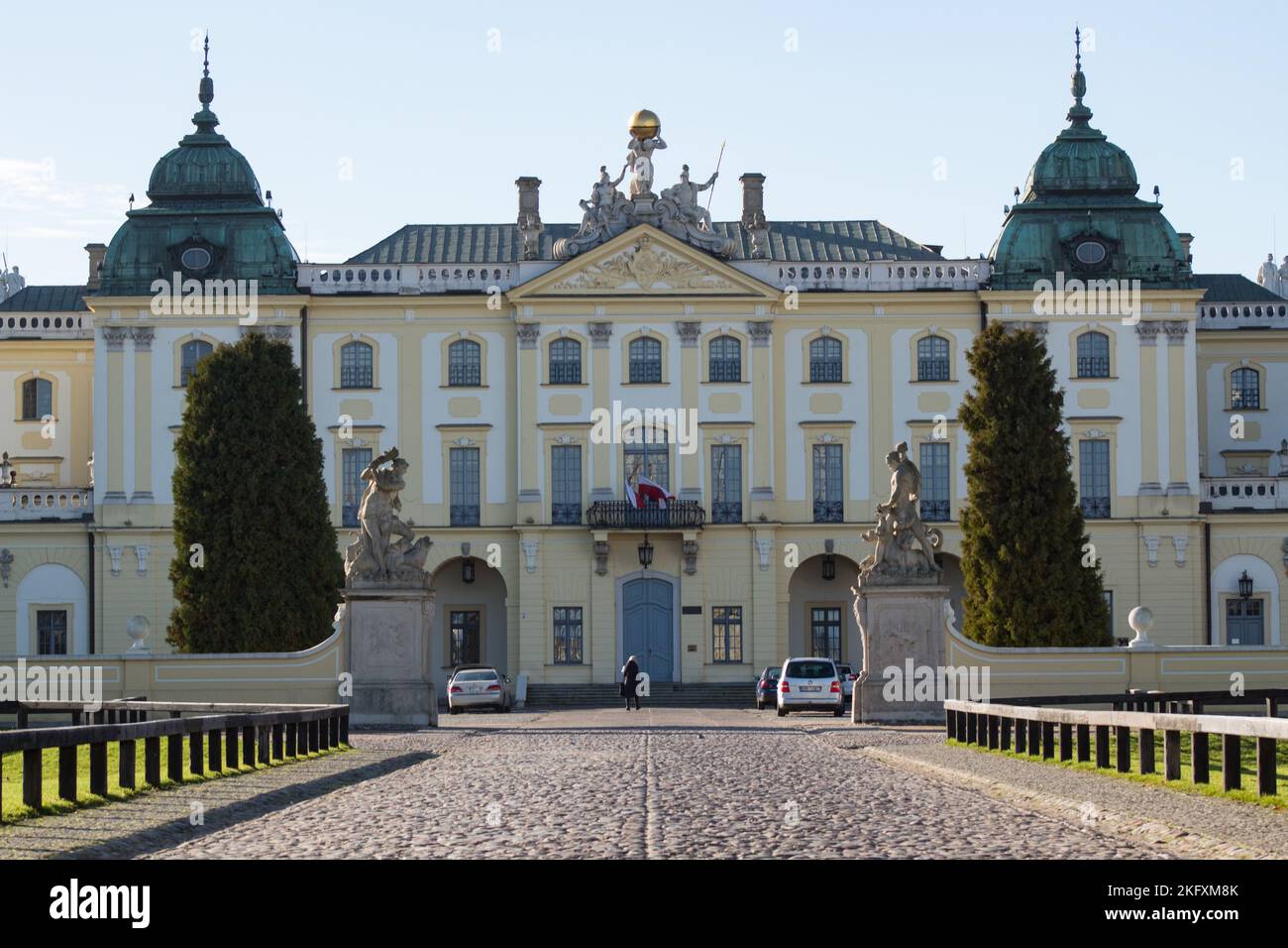 Blick auf den Branicki Palast 22.11.2022 Bialystok Polen. Die steinerne Eingangsstraße und der historische Branicki-Palast in seiner ganzen Pracht. Stockfoto