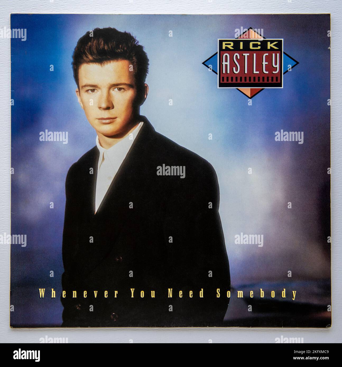 LP-Cover von Whenever You Need Somebody, dem Debütalbum von Rick Astley, das 1987 veröffentlicht wurde Stockfoto