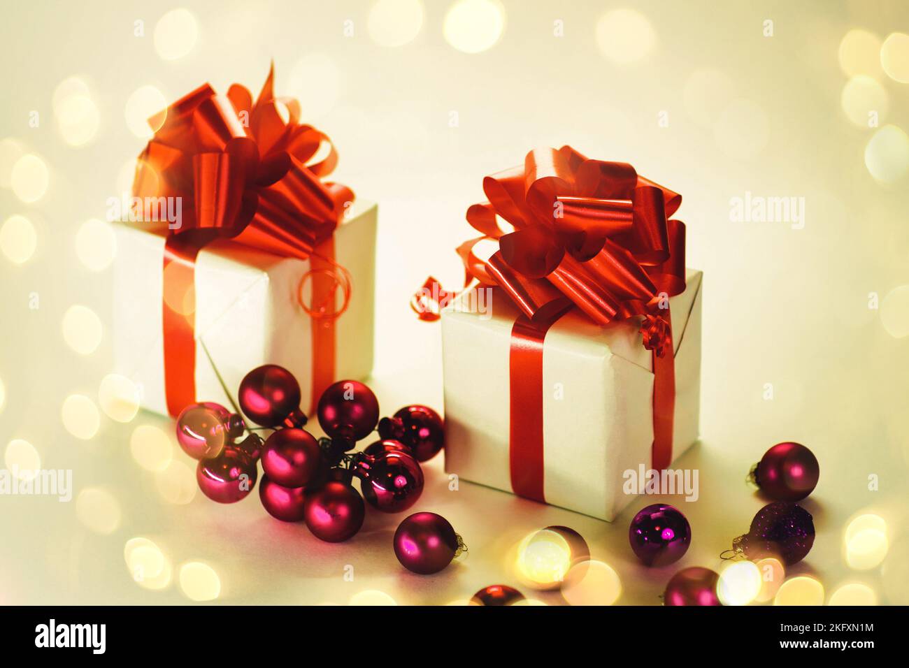 Geschenkboxen und Weihnachtsspielzeug auf hellem Hintergrund Stockfoto