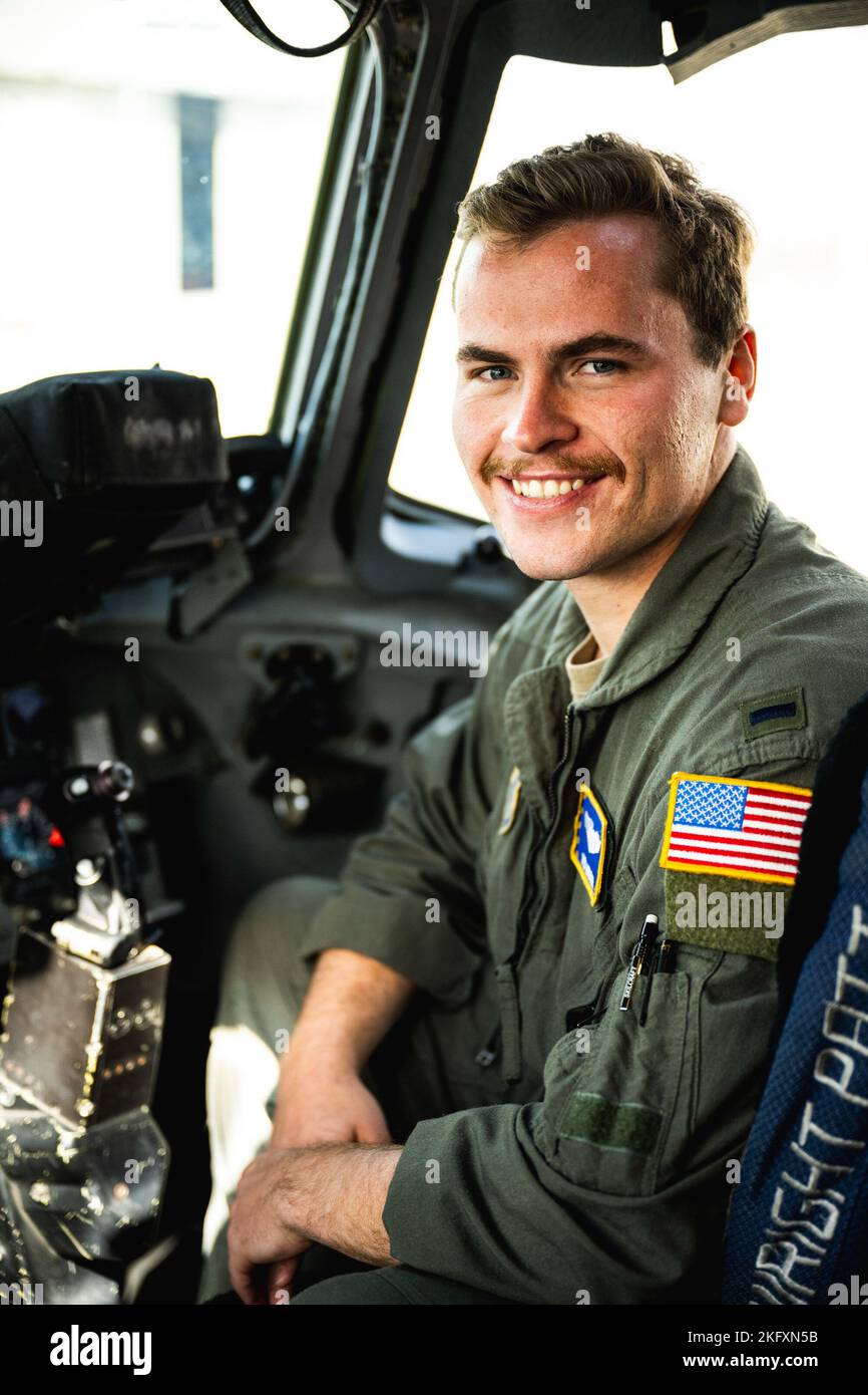 U.S. Air Force 1. LT. Nichola Armor, 89. Airlift Squadron Pilot, posiert für ein Porträt am 13. Oktober 2022 in einem C-17 Globemaster III, der dem 445. Airlift Wing auf der Wright-Patterson Air Force Base, Ohio, zugewiesen wurde. Stockfoto