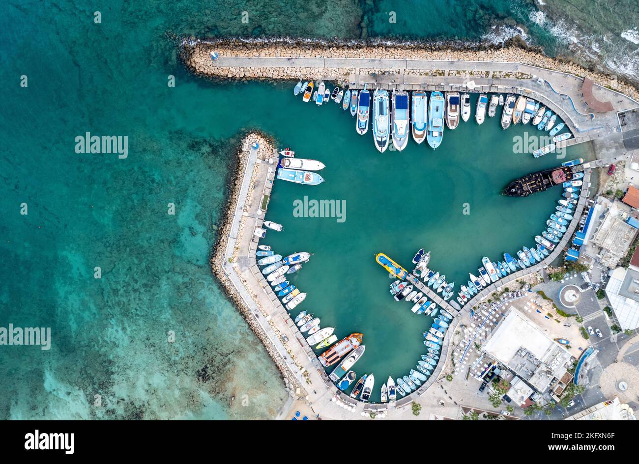 Luftaufnahme von Booten und Yachten, die in einer Marina festgemacht sind. Drohnenansicht von oben. Ayia Napa Zypern Stockfoto