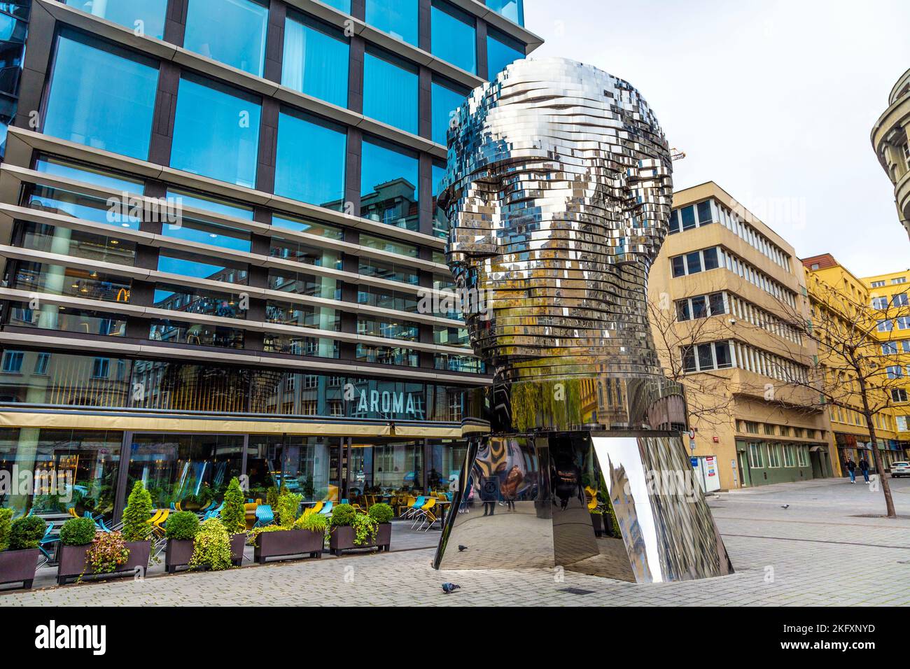 Tiered Franz Kafka mobile Skulptur (Kafkas rotierender Kopf) von David Černý, Neustadt, Prag, Tschechische Republik Stockfoto