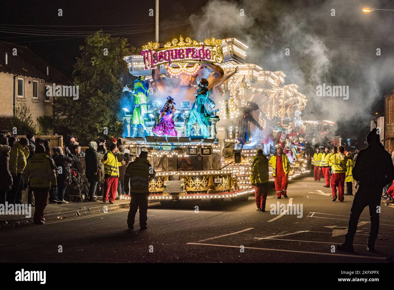 Ein spektakulärer beleuchteter Floß (oder „Wagen“, wie sie vor Ort bekannt sind) beim jährlichen Karneval in Wells City im November. Es erinnert an das Schießpulver-Plot von 1605. Die Prozession wiederholt sich in einer Reihe von Städten im West Country – Wells ist Teil des Somerset County Guy Fawkes Carnival Association Circuit. 2022 war der erste Karneval nach zwei Jahren Annullierungen aufgrund der Pandemie. Stockfoto