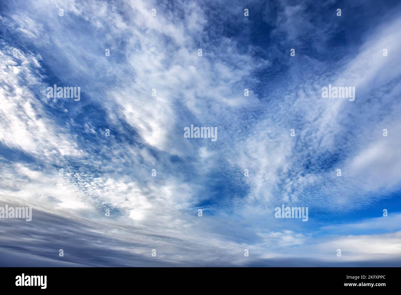 Herbstblauer Himmel und weiße Wolken Hintergrund. Ruhiger Hintergrund, ideal für Compositing und Bildbearbeitung. Stockfoto