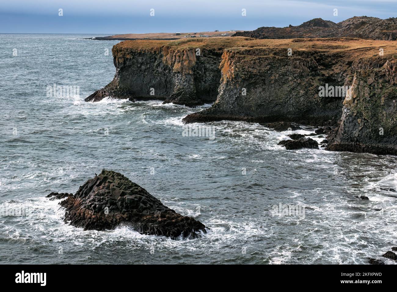 Raue Meere entlang der Basaltsäulen der isländischen Küste, vom Arnarstapi-Aussichtspunkt auf der Halbinsel Snaefellsnes im Westen Islands aus gesehen. Auti Stockfoto