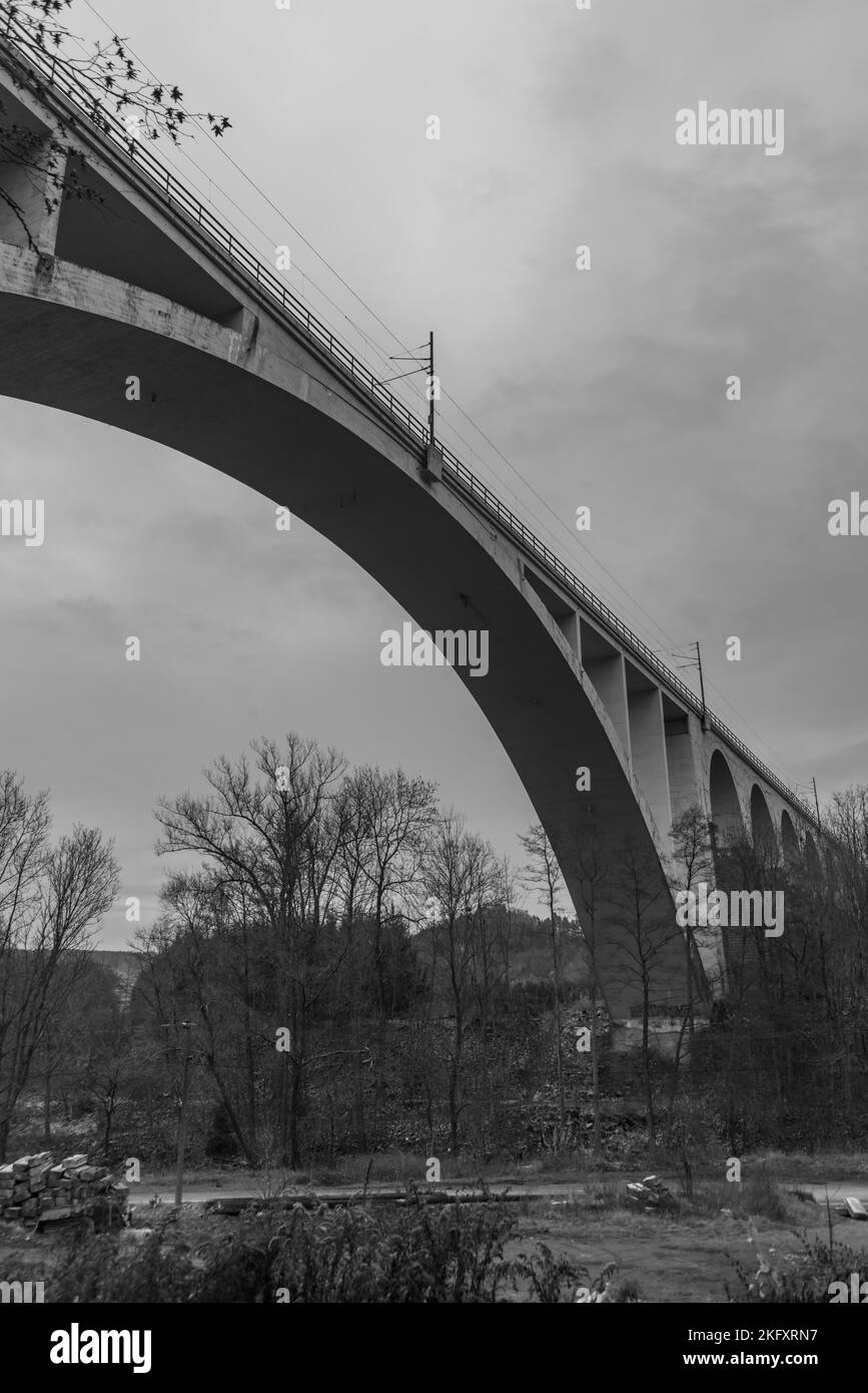 Blick in der Nähe der Eisenbahnbrücke Miru im frühen Winter bewölkten Tag Stockfoto