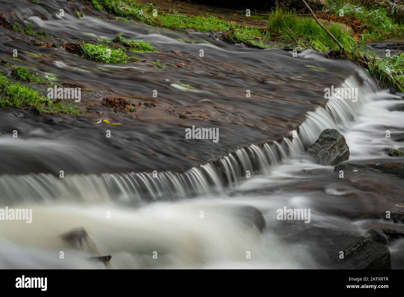 Loucka Fluss in der Nähe von Tisnov Stadt im Herbst bewölkt dunkel nass Tag Stockfoto