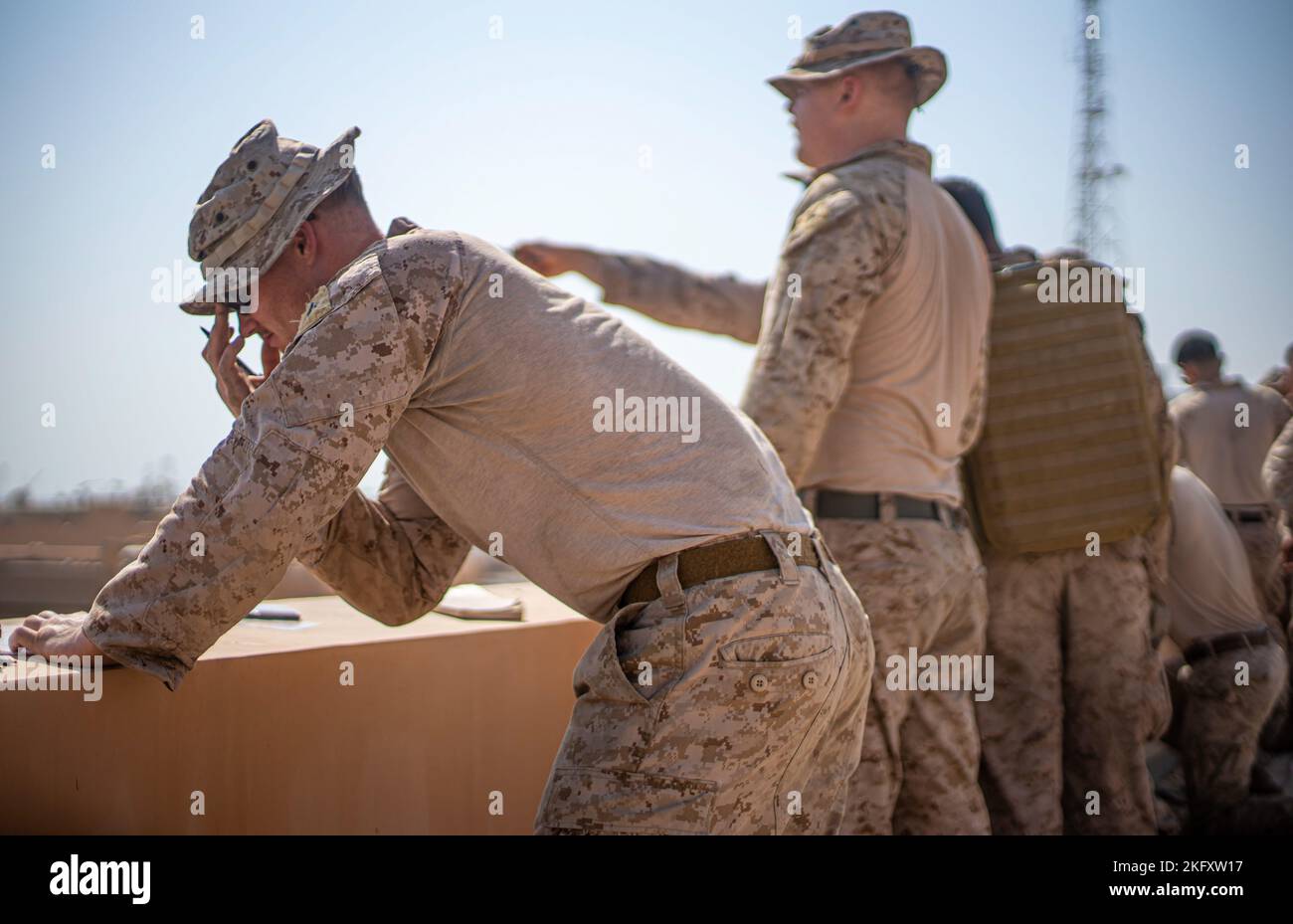 UNTERSTÜTZUNG DER MARINE, BAHRAIN (OKT 13, 2022) – Eine Marine, die dem Central Command (FASTCENT) des Anti-Terror-Sicherheitsteams der Flotte (FASTCENT) zugewiesen ist, entwickelt während eines Call for Fires eine praktische Anwendungsveranstaltung an Bord der Naval Support Activity, Bahrain, am 13. Oktober. Nachdem die Range Cards erstellt wurden, wurden die Marines mit einem simulierten Ziel besprochen, um den Standort für den Feueraufruf zu entwickeln. TF 51/5 reagiert auf Krisen und Eventualitäten, koordiniert, plant und führt Operationen durch, führt Theatersicherheitskooperationen durch und entwickelt neue Marinekonzepte auf See, von der See und an Land, um sie zu koordinieren Stockfoto