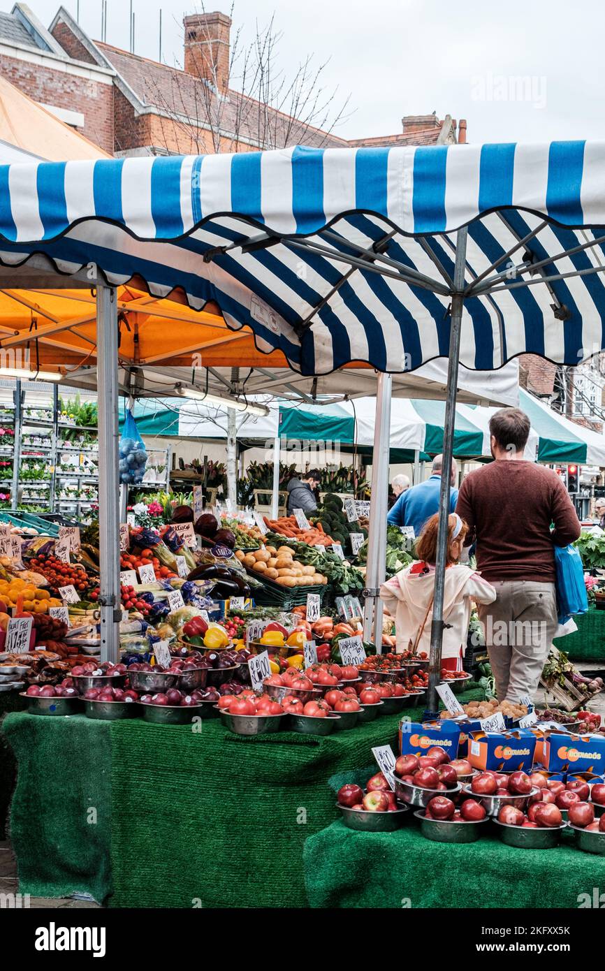 Epsom, Surrey, London, Großbritannien, November 19 2022, traditioneller Outdoor-Marktstand mit frischem, gesundem Obst und Gemüse Stockfoto