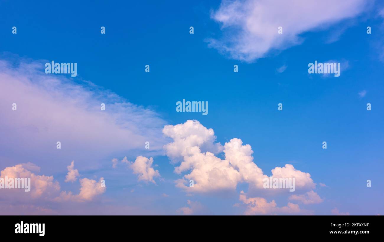 Schöner Himmel mit Wolken im Sommer afrernoon. Panoramablick, Wolkenlandschaft mit viel Platz für Ihren eigenen Text Stockfoto