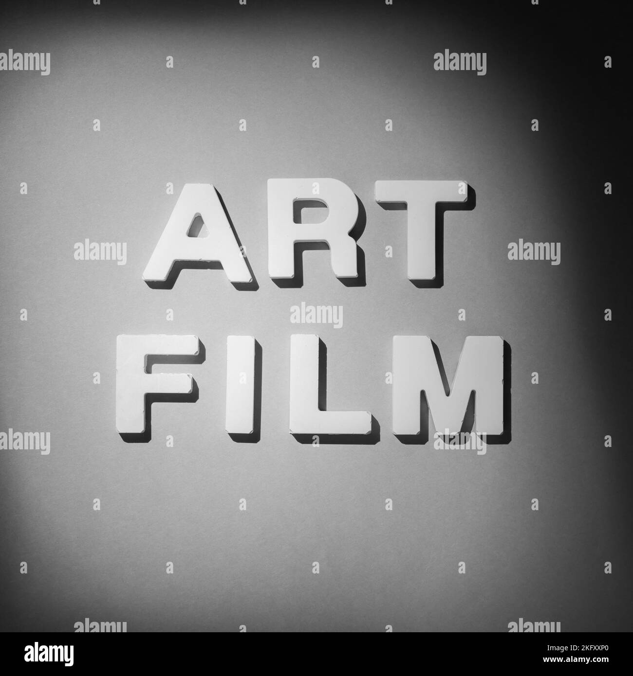 Art Film – Text im Stil eines alten Filmtitels. Schwarzweiß-Foto Stockfoto