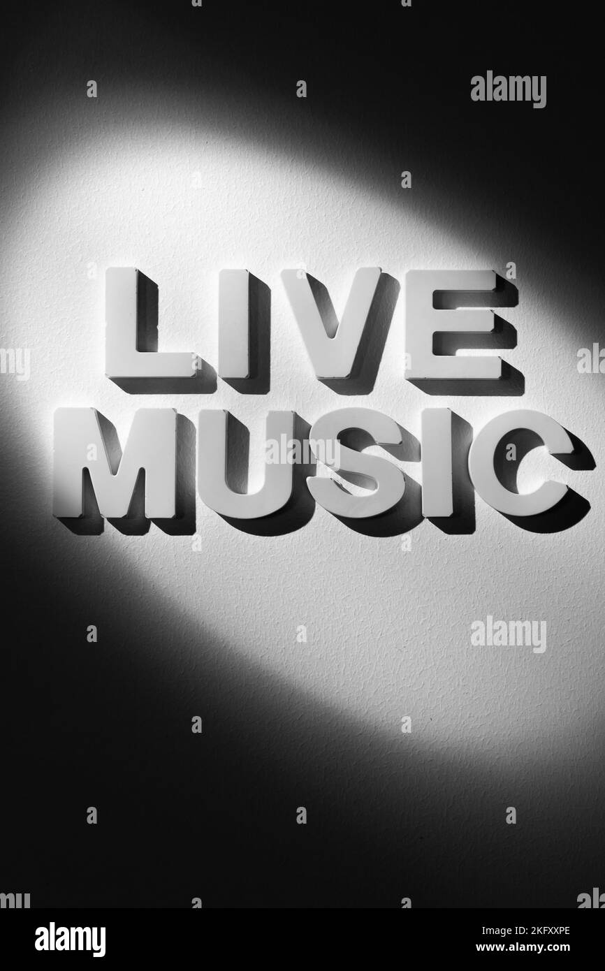Live-Musik – Text in hellem Punktlicht. Schwarzweiß-Bild Stockfoto