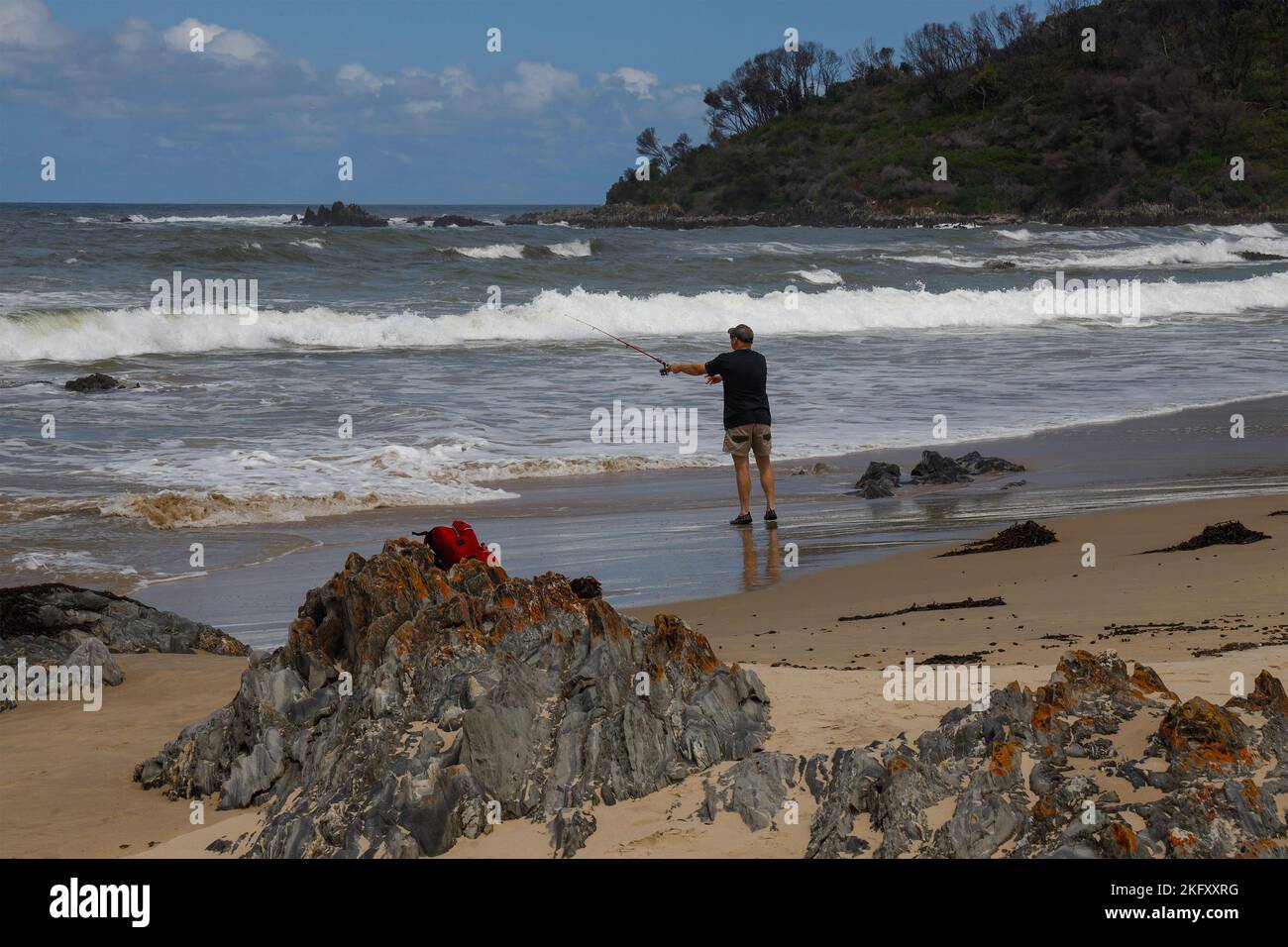 Angler Angeln vom Strand am Cape Conran Coastal Park, Victoria, Australien. Stockfoto