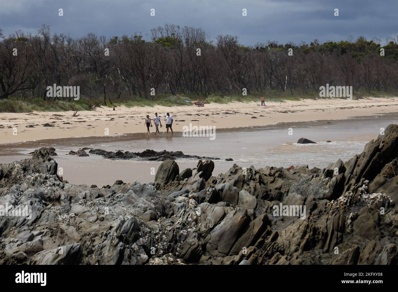 Menschen, die am Strand spazieren, Cape Conran Coastal Park, Victoria, Australien Stockfoto