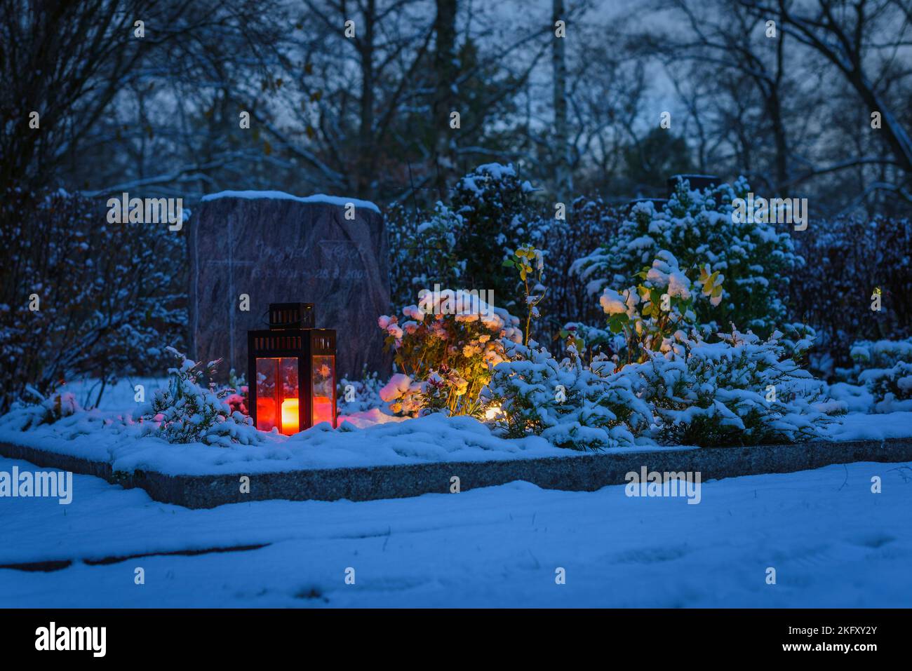 Impressionen eines Friedhofs auf dem Totensonntag oder des Ewigen Sonntags in Berlin, Deutschland, Gedenktag in Deutschland und der Schweiz, Gedenktag für Decea Stockfoto