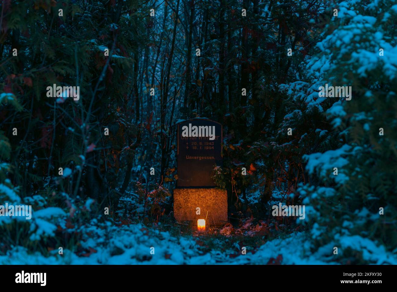 Impressionen eines Friedhofs auf dem Totensonntag oder des Ewigen Sonntags in Berlin, Deutschland, Gedenktag in Deutschland und der Schweiz, Gedenktag für Decea Stockfoto