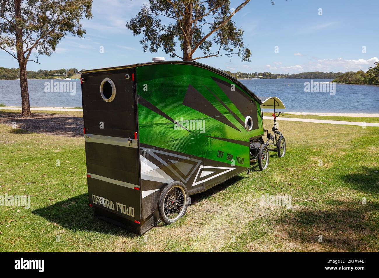 Off Grid Mojo solarbetriebenes Quad-Pedal-Fahrrad, das am Ufer des Newlands Backwater in Paynesville, Victoria, Australien, geparkt ist Stockfoto