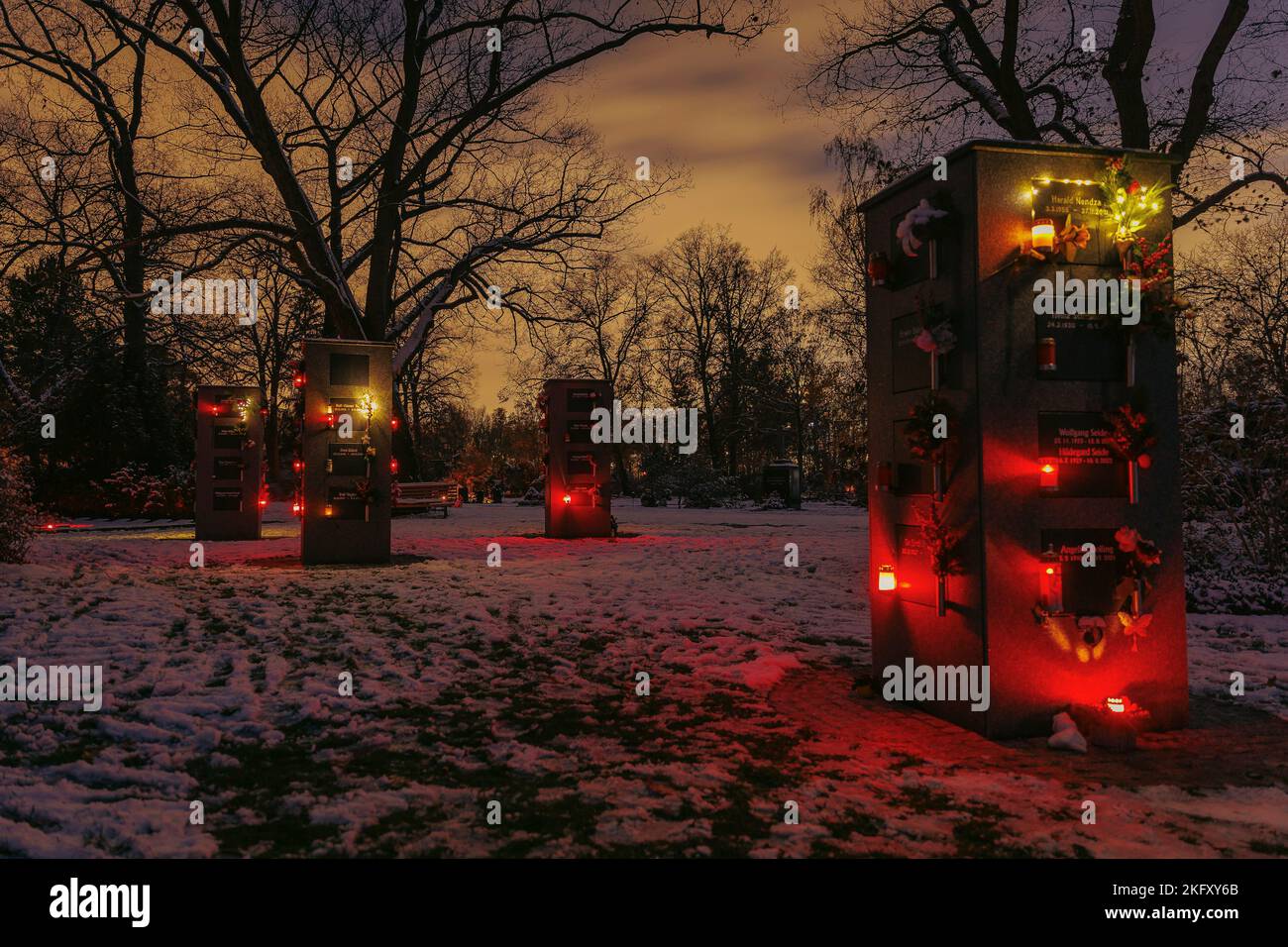 Impressionen eines Friedhofs auf dem Totensonntag oder des Ewigen Sonntags in Berlin, Deutschland, Gedenktag in Deutschland und der Schweiz, Gedenktag für Decea Stockfoto