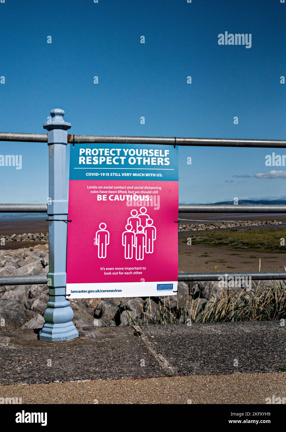 Schützen Sie sich selbst, respektieren Sie andere - Covid-Poster entlang der Morecambe Promenade, Lancashire Stockfoto