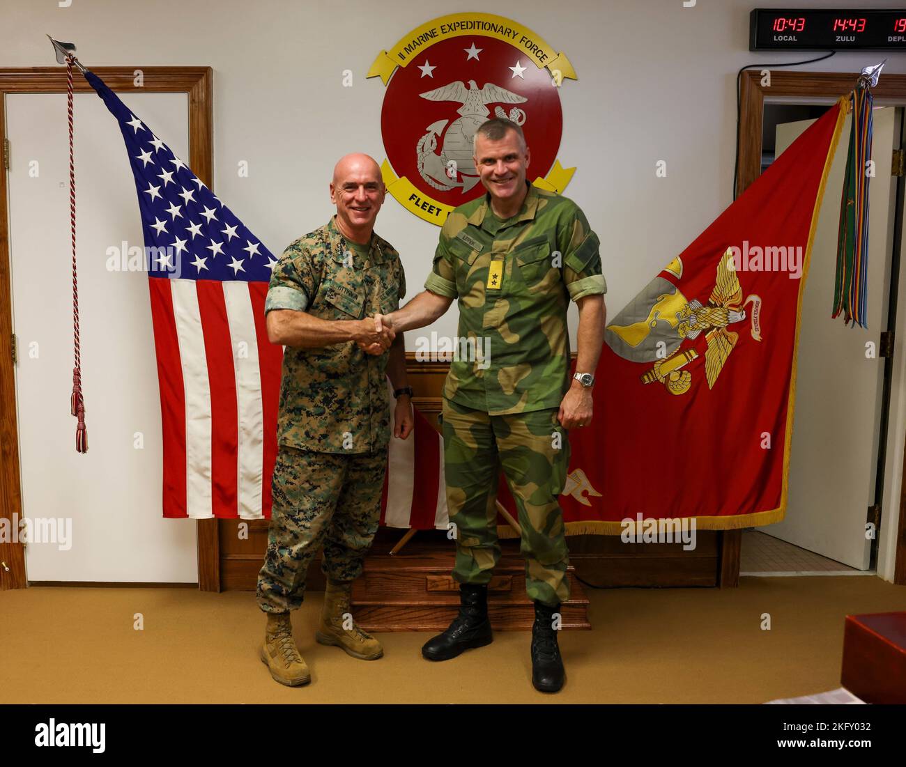 General Lars S. Lervik, Chef der norwegischen Armee, trifft sich mit dem Kommandanten der II. Marine Expeditionary Force (MEF), LT. General David A. Ottignon und anderen Führern der II. MEF bei einem hervorragenden Besuch im Marine Corps Base Camp Lejeune, North Carolina, am 14. Oktober 2022. Dieser bedeutende Besuch bot den Schlüsselführern der II. MEF die Gelegenheit, den Generalmajor Lars S. Lervik über die Fähigkeiten der Streitkräfte und die Planung der Streitkräfte 2030 zu informieren, um die Beziehungen und das Verständnis zwischen II. MEF und der norwegischen Armee weiter zu stärken. Stockfoto