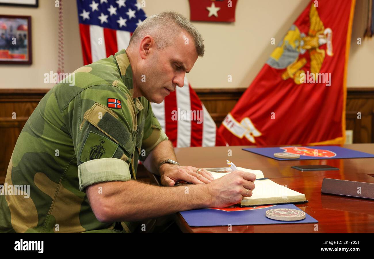 General Lars S. Lervik, Chef der norwegischen Armee, trifft sich mit dem Kommandanten der II. Marine Expeditionary Force (MEF), LT. General David A. Ottignon und anderen Führern der II. MEF bei einem hervorragenden Besuch im Marine Corps Base Camp Lejeune, North Carolina, am 14. Oktober 2022. Dieser bedeutende Besuch bot den Schlüsselführern der II. MEF die Gelegenheit, den Generalmajor Lars S. Lervik über die Fähigkeiten der Streitkräfte und die Planung der Streitkräfte 2030 zu informieren, um die Beziehungen und das Verständnis zwischen II. MEF und der norwegischen Armee weiter zu stärken. Stockfoto