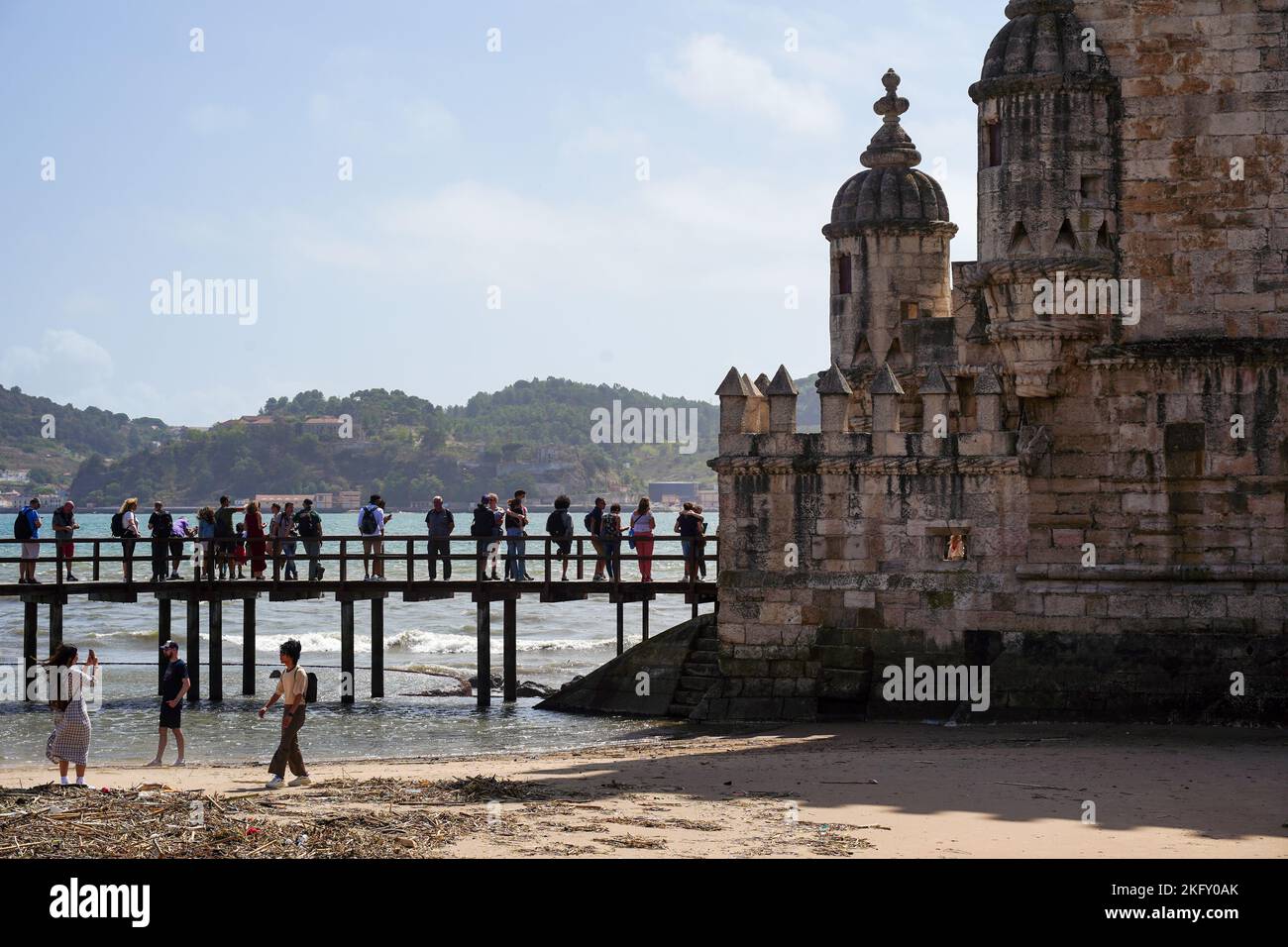 Lissabon, Portugal - September 2022: Der Torre de Belem (Belem-Turm) ist eine Festung aus dem 16.. Jahrhundert in Lissabon und ein Tor zur Stadt. Stockfoto