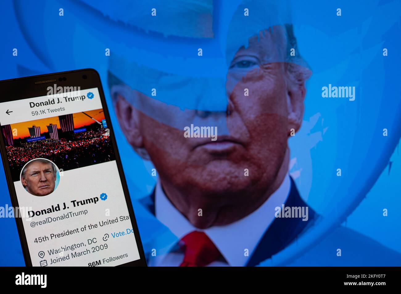 Donald Trump twitterAccount auf dem HandyBildschirm gesehen. Das