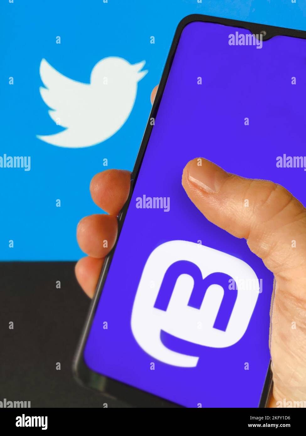 Mastodon alternativer Social-Media-Dienst auf einem Smartphone-Bildschirm mit Twitter-Logo im Hintergrund dargestellt. Stockfoto