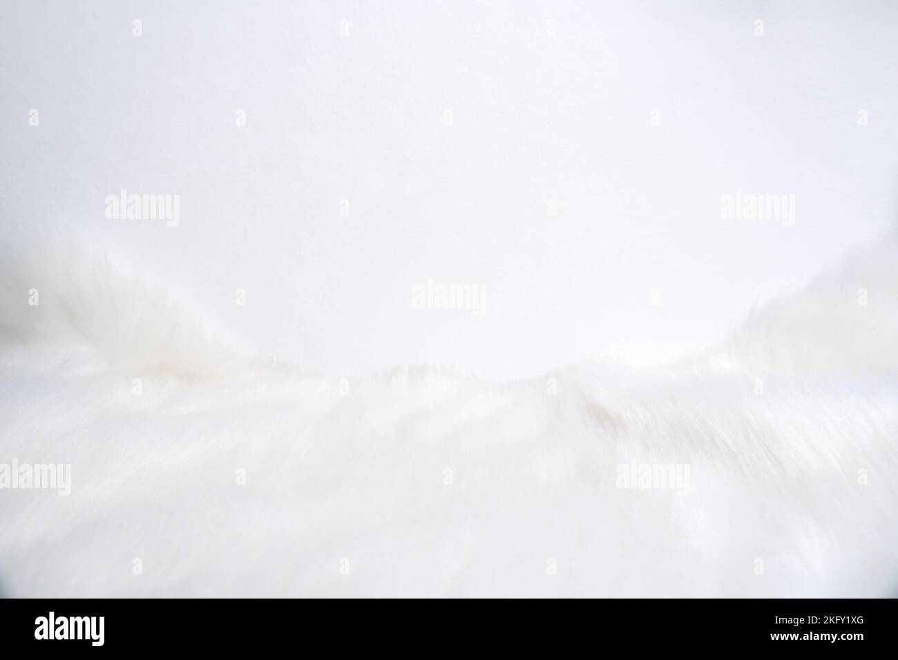Weißer flauschiger Teppich und Hintergrund mit Platz zum Verzieren von Text, weicher Fokus Stockfoto