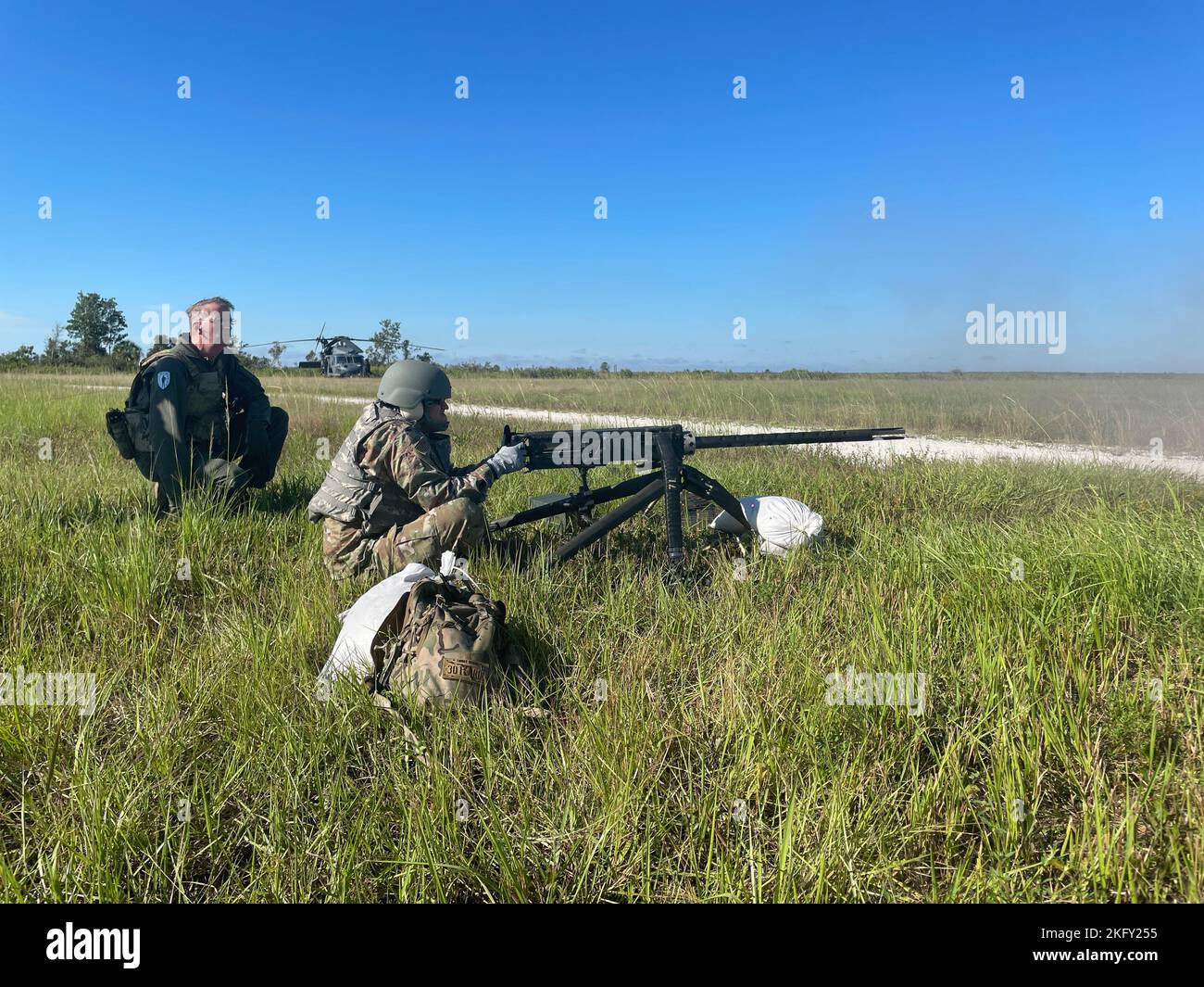 Col. George Cole, Kommandant der 920th Maintenance Group, feuert ein Maschinengewehr des Kalibers GAU-18 .50 ab, nachdem es von einem der HH-60G Pave Hawk Hubschrauber des Flügels entfernt wurde, um seine Fähigkeit zu demonstrieren, einen Eventualstandort am Boden unter feindlichem Angriff auf der Avon Park Air Force Range, Florida, am 14. Oktober 2022 zu verteidigen. Kommandanten der 920. Rettungswache und hochrangige Anführer aus dem gesamten Flügel nahmen aktiv an einer Demonstration dieser Kapabiltien teil. 920. Rettungsflügel, CSAR, GAU-18, Stockfoto