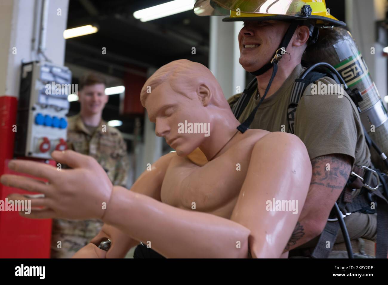 Senior Master Sgt. Joshua Brown, 52. Civil Engineer Squadron Readiness and Emergency Management Flight Superintendent, schleppt einen Dummy während des Fire Prevention Week Fire Muster Wettbewerbs auf dem Spangdahlem Air Base, Deutschland, 14. Oktober 2022. Seit 1922 sponsert die National Fire Protection Association die öffentliche Einhaltung der Brandschutzwoche, die heute als „Fire Prevention Week“ bekannt ist, zum Gedenken an den großen Brand von Chicago im Jahr 1871, bei dem über 250 Menschen getötet und 100.000 obdachlos wurden. Stockfoto