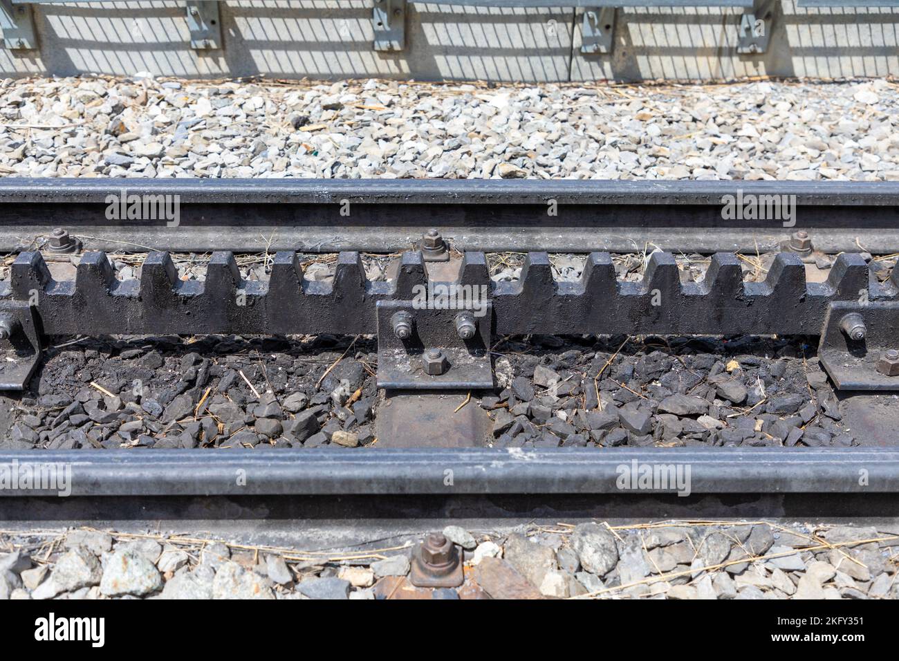 Trainieren Sie Gleise mit einem Zahnradsystem in der Mitte der Gleise. Typisch für Bahngleise in den Schweizer Alpen. Stockfoto