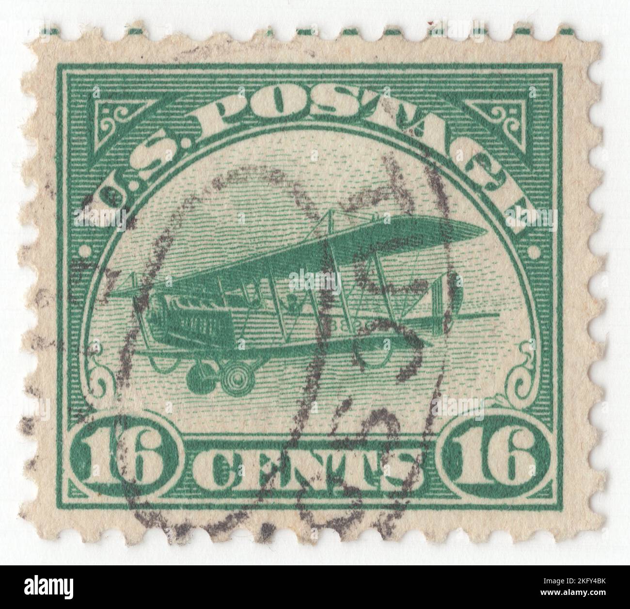 USA - 1918: Eine 16 Cent grüne Air Post Marke, die Airplane Biplane Curtiss Jenny im Flug zeigt. Für die Vorauszahlung des Portos für alle per Luftpost versandten versandbaren Sachen. Die Curtiss JN 'Jenny' war eine Serie von Doppelflugzeugen, die von der Curtiss Airplane Company aus Hammondsport, New York, später der Curtiss Airplane and Motor Company, gebaut wurden. Obwohl die Curtiss JN-Serie ursprünglich als Trainingsflugzeug für die US-Armee produziert wurde, setzte sich die „Jenny“ (der gemeinsame Spitzname von „JN“) nach dem Ersten Weltkrieg als Zivilflugzeug fort, da sie zum „Rückgrat der amerikanischen (zivilen) Nachkriegsluftfahrt“ wurde. Stockfoto