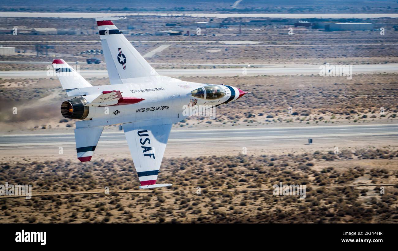 Ein U.S. Air Force Thunderbird führt ein „Sneak Pass“-Manöver während des Aerospace Valley Open House, der Air Show und DER STEM Expo 2022 auf der Edwards Air Force Base in Kalifornien vom 14. Bis 16. Oktober durch. Aerospace Valley Air Show, Air Force Material Command, Air Force Test Center, Edwards Air Force Base, thunderbird, Stockfoto