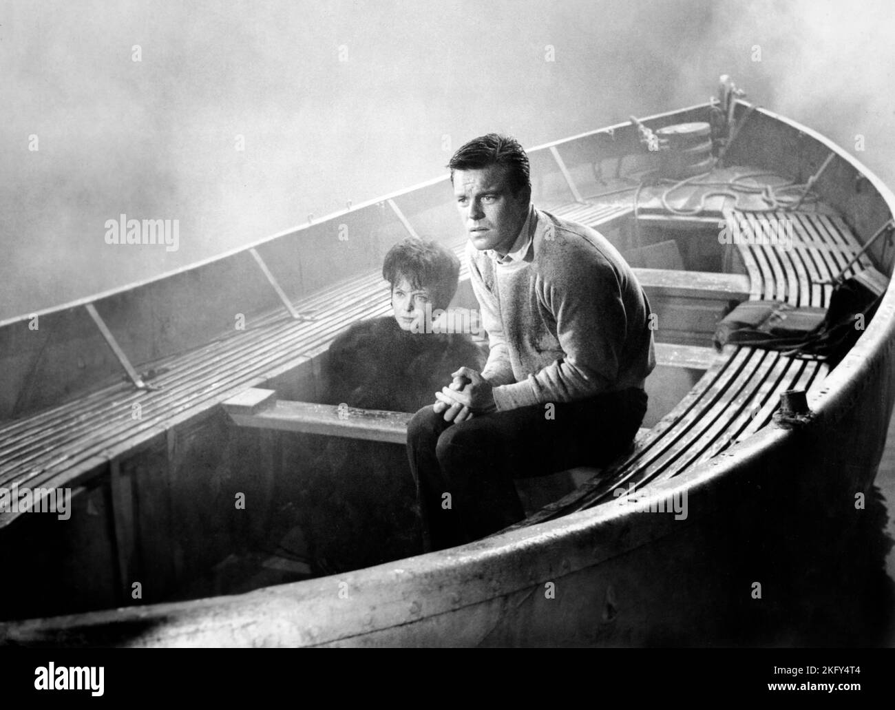 Carolyn Jones, Robert Wagner, am Set des Films, „Sail A Crooked Ship“, Columbia Pictures, 1961 Stockfoto